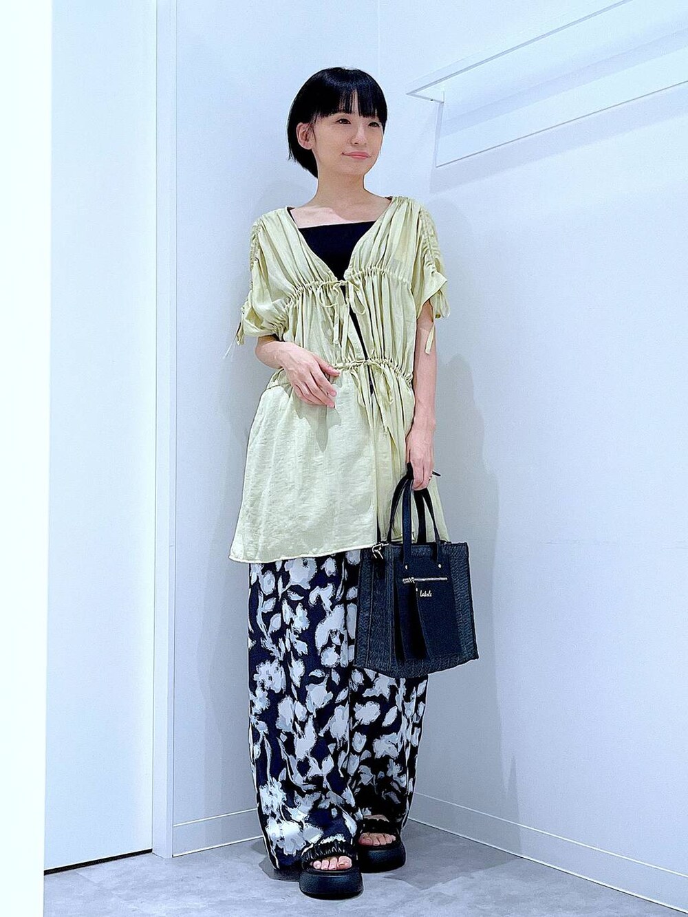 ブラック系のショルダーバッグ、ブラック系のサンダル、ブラック系のその他パンツを着用したレディースの夏コーディネートの2枚目の写真