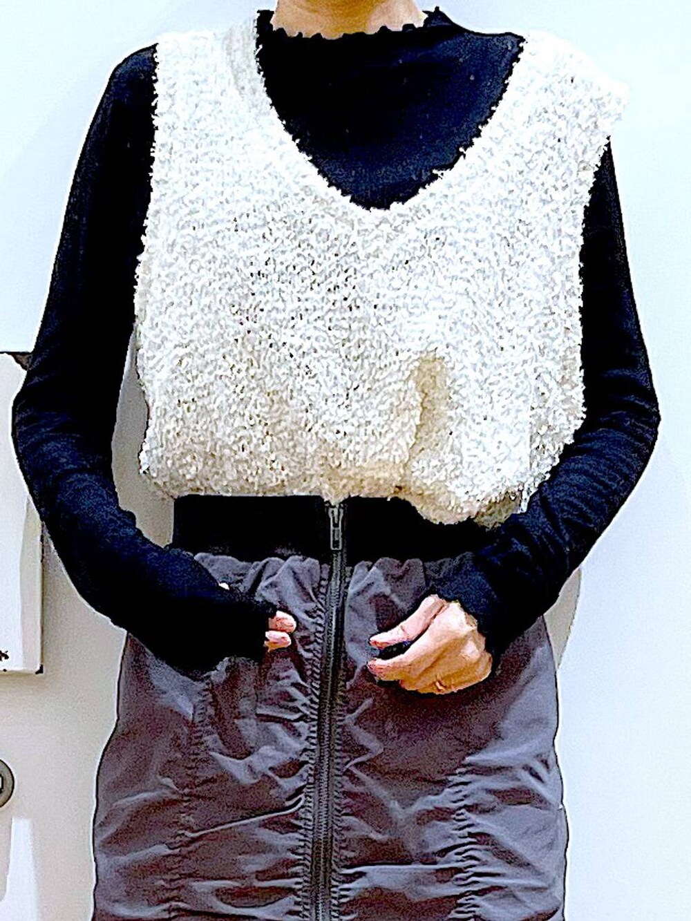 ベージュ系のTシャツ/カットソー、グレー系のスカート、ホワイト系のスニーカーを着用したレディースの春コーディネートの7枚目の写真