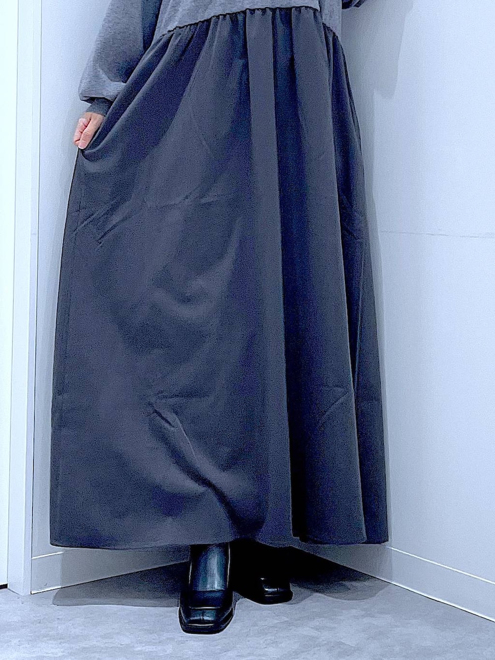 ブラック系のブーツ、ブラック系のショルダーバッグ、グレー系のワンピースを着用したレディースの秋コーディネートの8枚目の写真