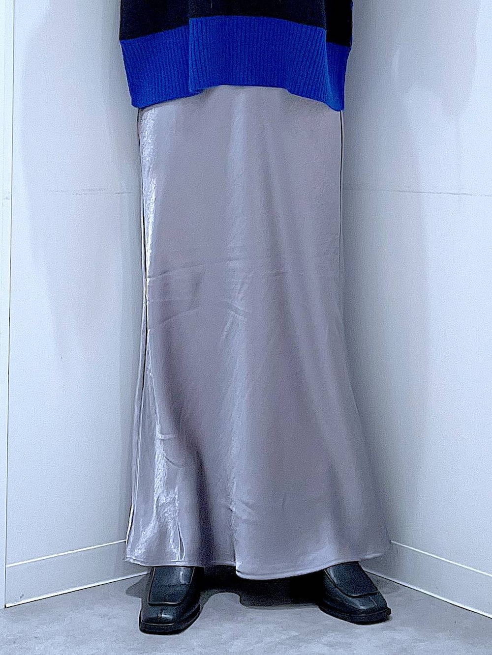 ブラック系のショルダーバッグ、ブラック系のブーツ、ブラック系のニット/セーターを着用したレディースの冬コーディネートの8枚目の写真