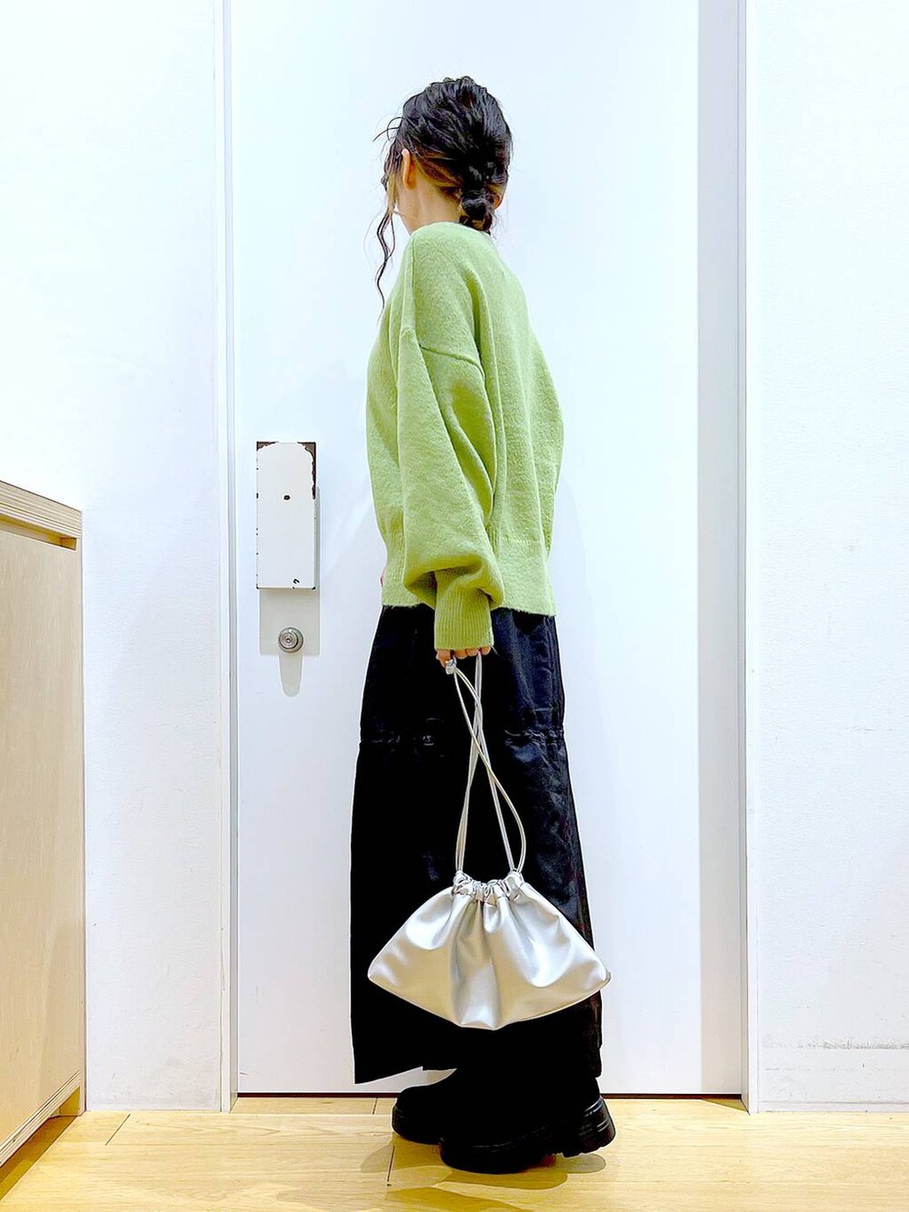 ブラック系のTシャツ/カットソー、シルバー系のショルダーバッグ、ブラック系のブーツを着用したレディースの冬コーディネートの3枚目の写真