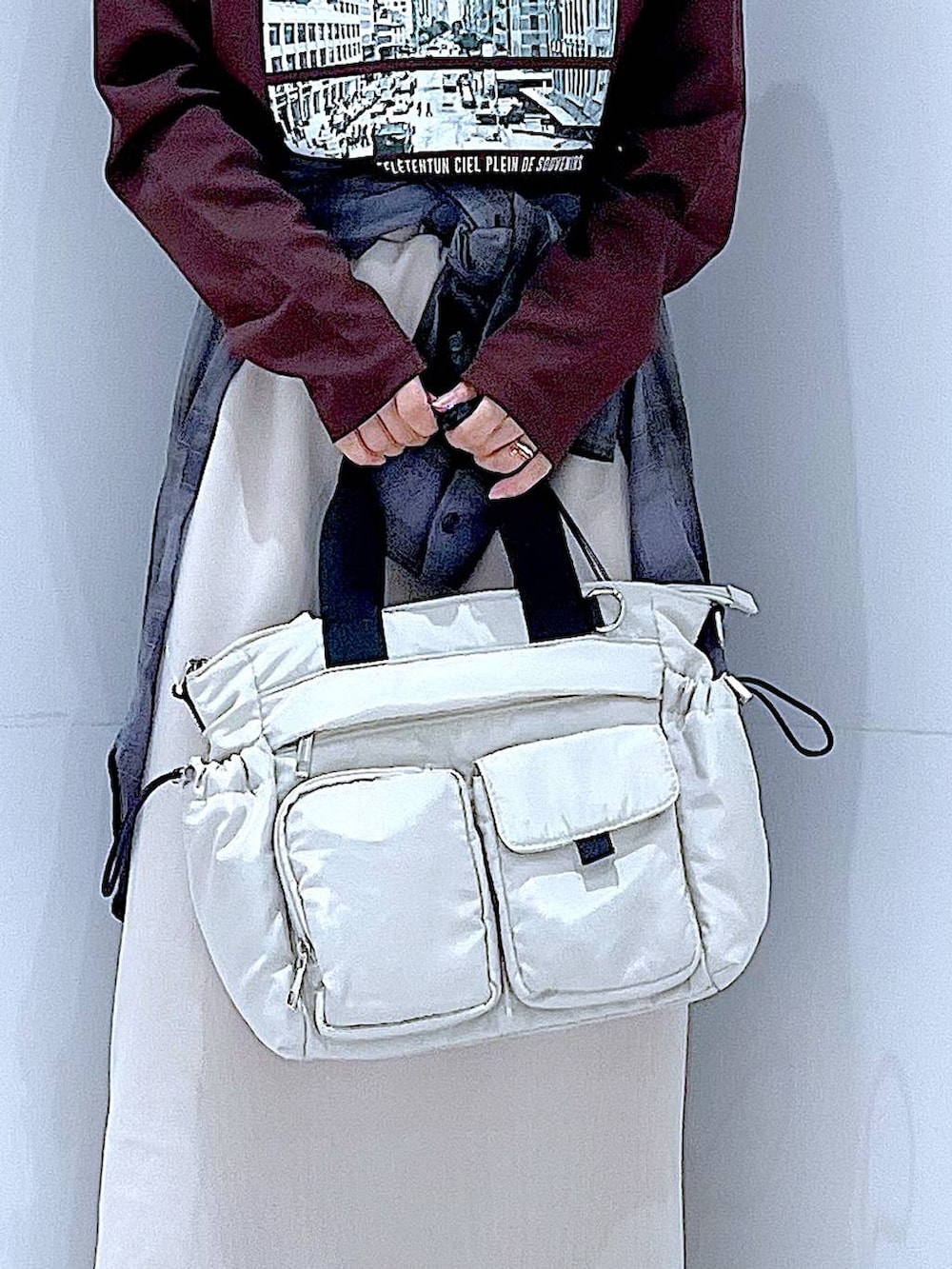 グレー系のシャツ/ブラウス、ブラウン系のTシャツ/カットソー、グレー系のスカートを着用したレディースの秋コーディネートの9枚目の写真