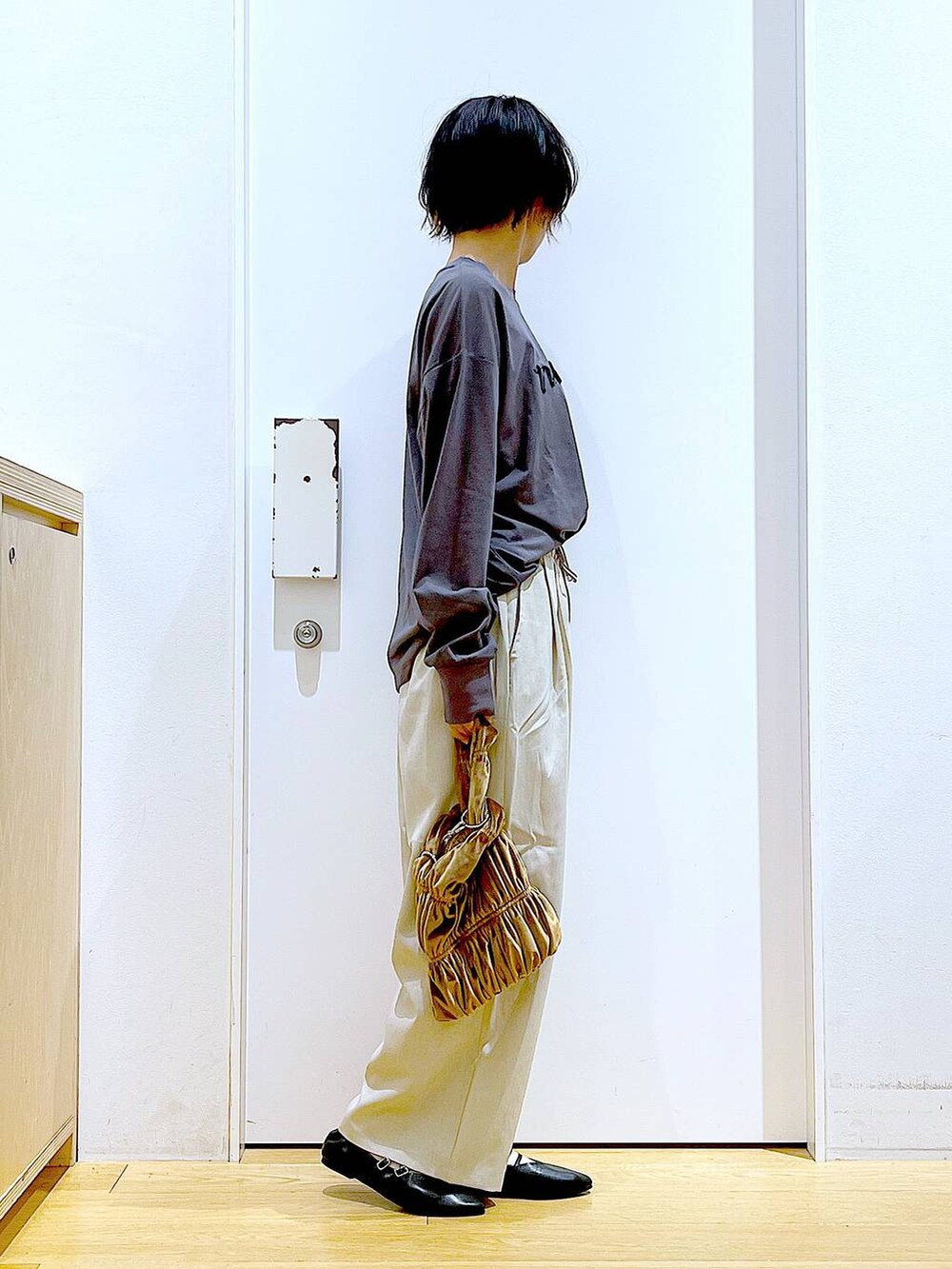 ブラック系のパンプス、イエロー系のショルダーバッグ、ベージュ系のその他パンツを着用したレディースの秋コーディネートの4枚目の写真