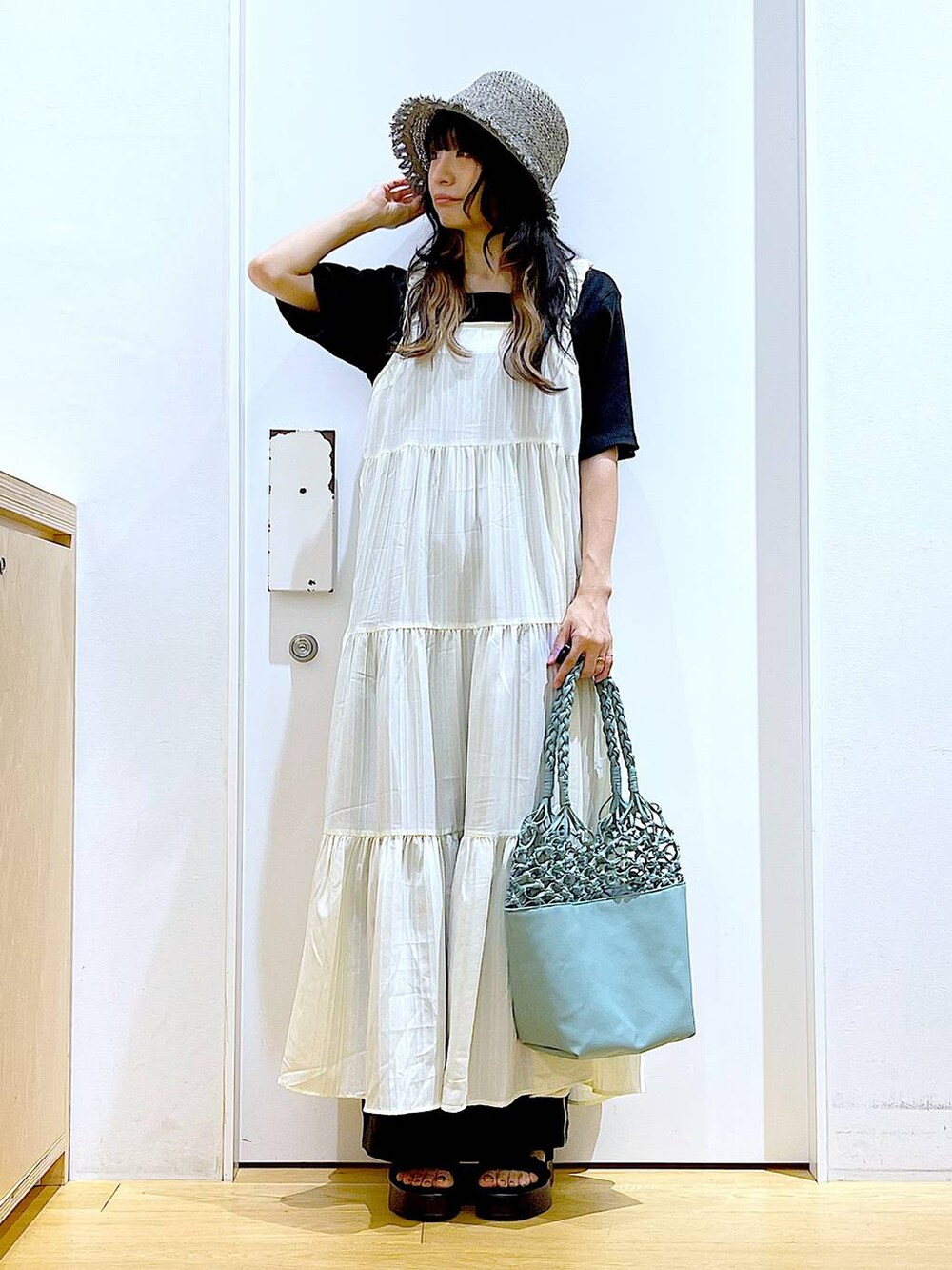 ブラック系のその他パンツ、ブラック系のTシャツ/カットソー、ブラック系のサンダルを着用したレディースの夏コーディネートの2枚目の写真