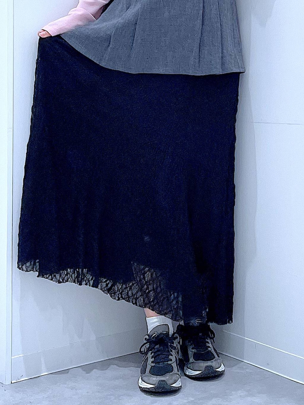 ピンク系のTシャツ/カットソー、ブラック系のスカート、ブラック系のショルダーバッグを着用したレディースの春コーディネートの8枚目の写真