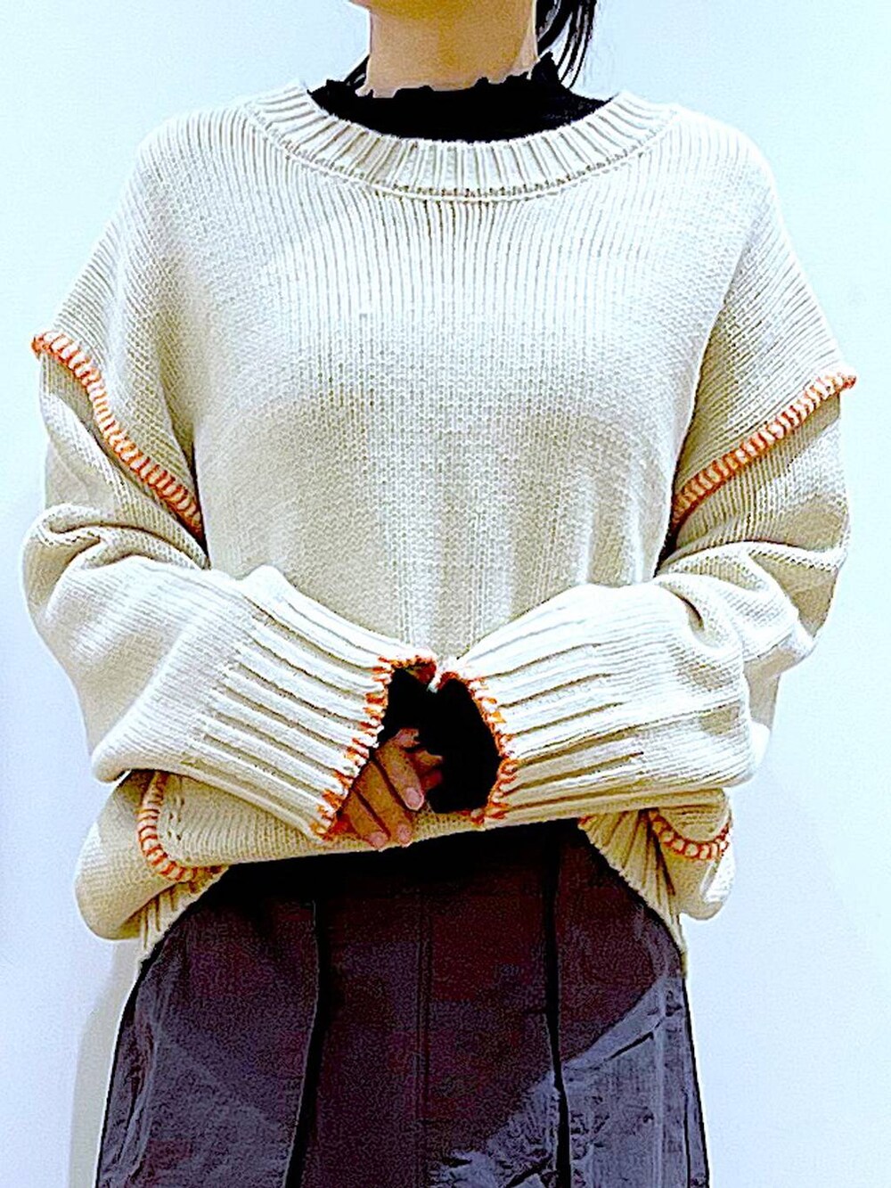 ブラック系のTシャツ/カットソー、ベージュ系のブーツ、ブラック系のショルダーバッグを着用したレディースの冬コーディネートの7枚目の写真