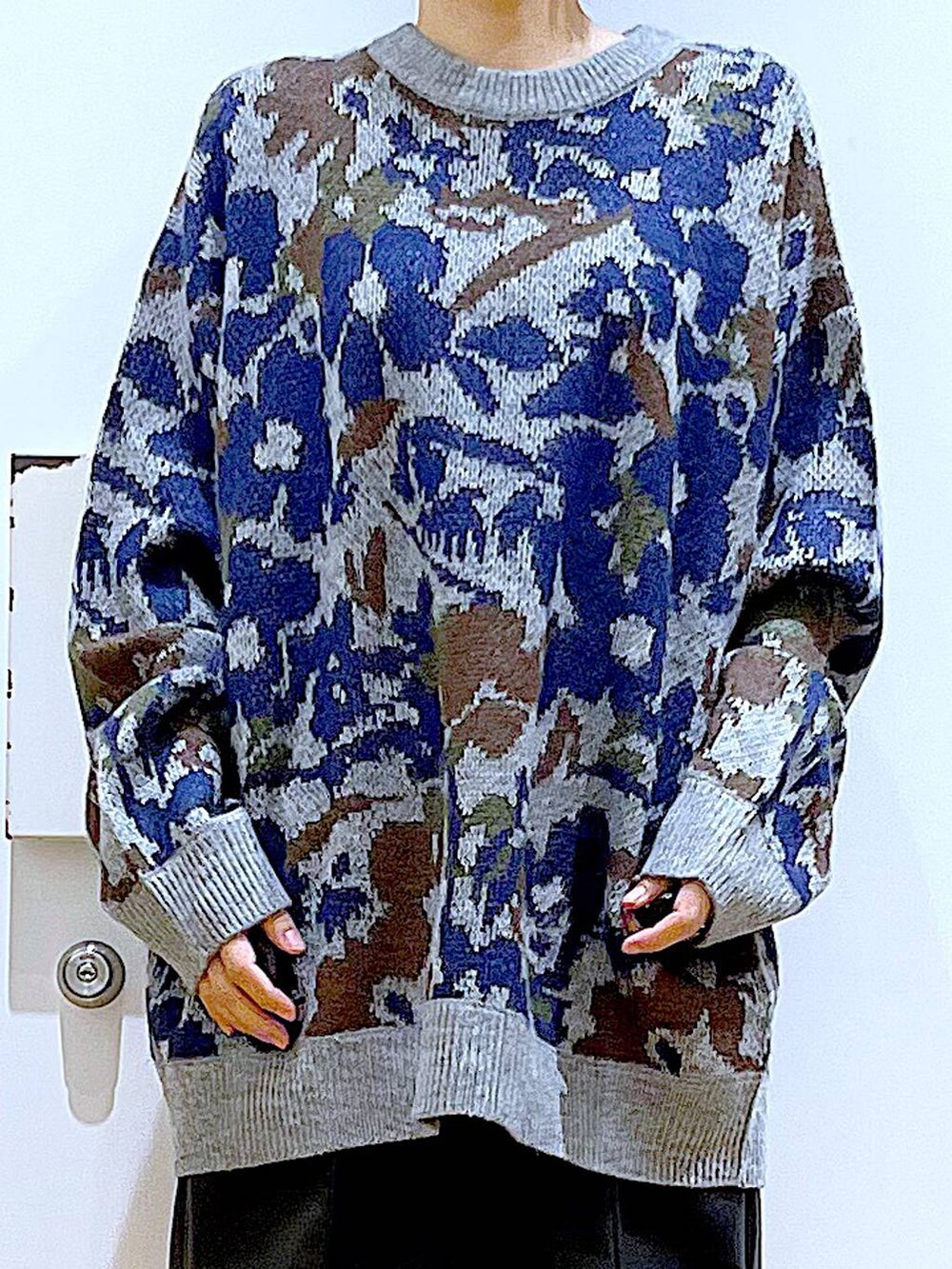 ブラック系のブーツ、ブラック系のショルダーバッグ、ブラック系のその他パンツを着用したレディースの秋コーディネートの7枚目の写真