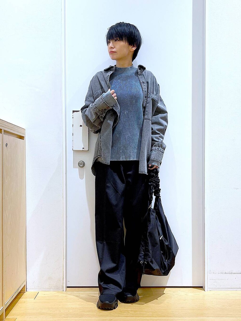 「若見え、リラックス、ゆったり、休日コーデ、骨格ウェーブ、LAKOLE、スラックス、ニット、シャツ、カジュアルコーデ、シンプルコーデ、春コーデ、ショルダーバッグ、ブーツ」｜「LAKOLEのサイドラインスラックスパンツ / 131983（スラックス、ブラック系）」を使った、あおき@LAKOLE海老名さん（レディース・156cm）の冬コーディネートの2枚目の写真