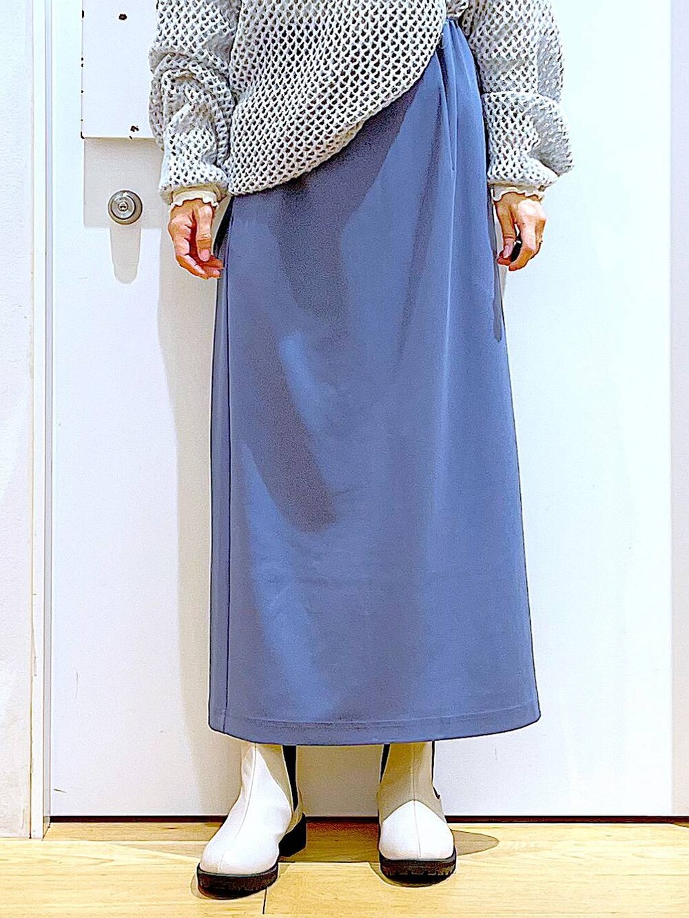 ホワイト系のTシャツ/カットソー、グレー系のニット/セーター、ベージュ系のブーツを着用したレディースの冬コーディネートの8枚目の写真