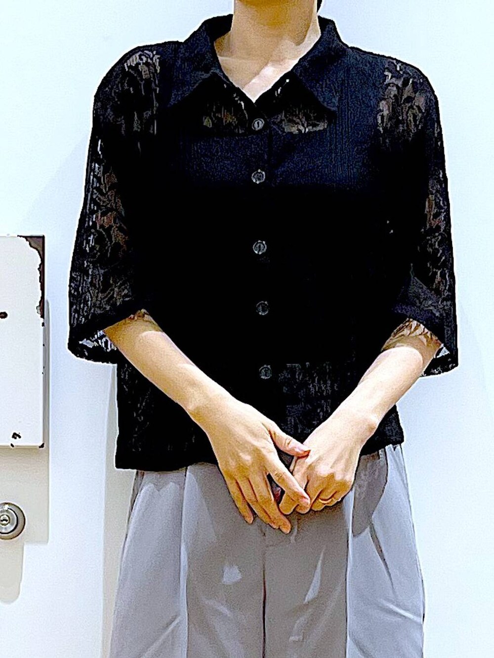 ブラック系のショルダーバッグ、ブラック系のパンプス、グレー系のその他パンツを着用したレディースの夏コーディネートの7枚目の写真