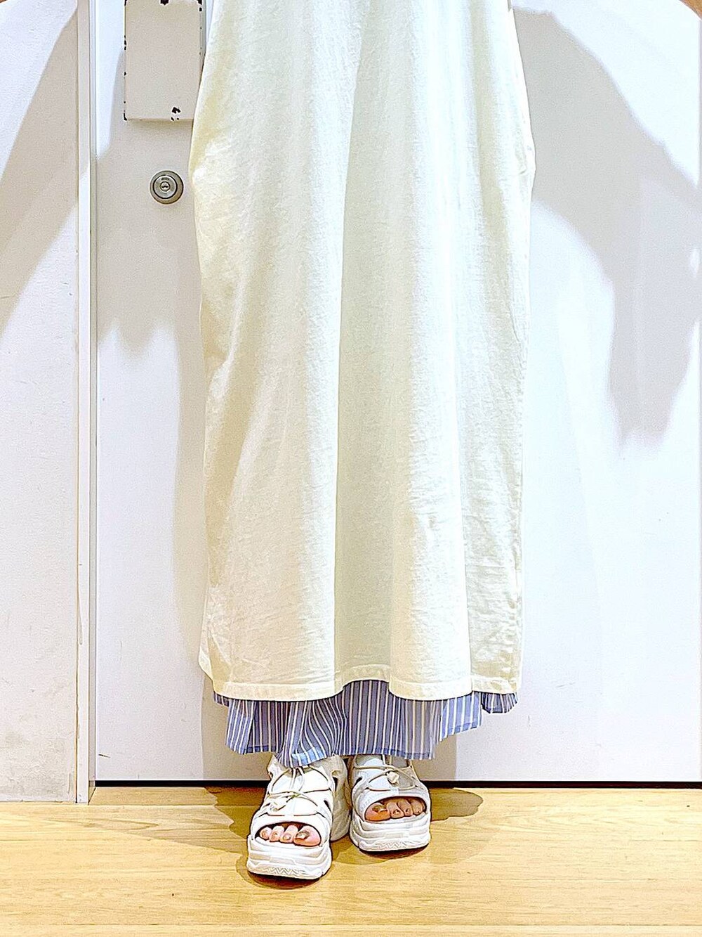 ホワイト系のサンダル、ベージュ系のワンピース、グレー系のトートバッグを着用したレディースの夏コーディネートの8枚目の写真