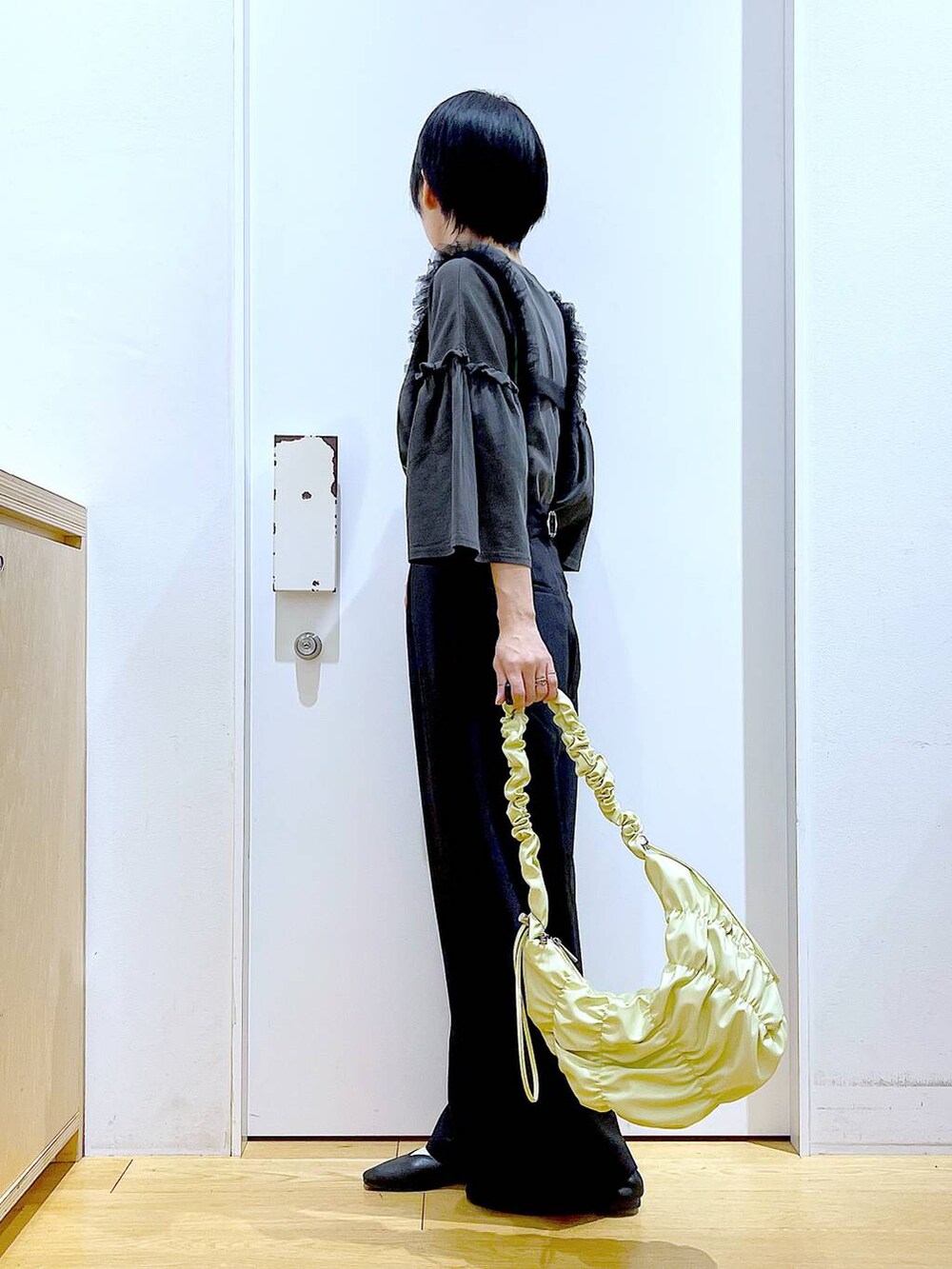 「LAKOLE、リラックス、若見え、ゆったり、休日コーデ、骨格ウェーブ、Tシャツ、サロペット、カジュアルコーデ、春コーデ、春夏コーデ、パンプス、フラットシューズ、おでかけ、ショルダーバッグ」｜「LAKOLEの【卒入式／オケージョンにも】スクエアギャザーフラットパンプス / 286480（パンプス、ブラック系）」を使った、あおき@LAKOLE海老名さん（レディース・156cm）の春コーディネートの3枚目の写真