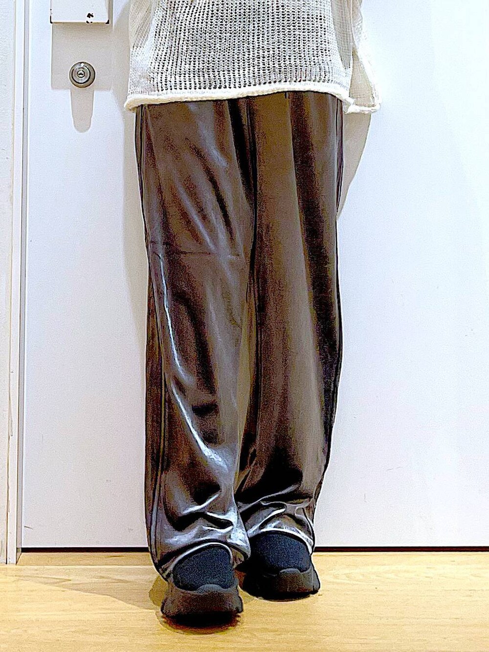 ブラック系のショルダーバッグ、ブラック系のブーツ、ホワイト系のニット/セーターを着用したレディースの冬コーディネートの8枚目の写真