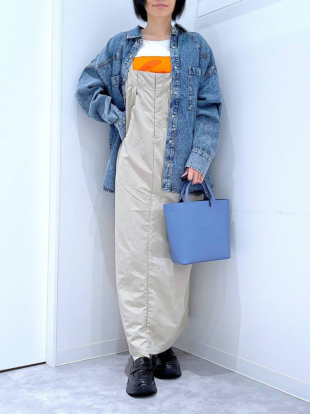 ブルー系のシャツ/ブラウス、ブルー系のショルダーバッグ、ブラック系のローファーを着用したレディースの秋コーディネートの6枚目の写真