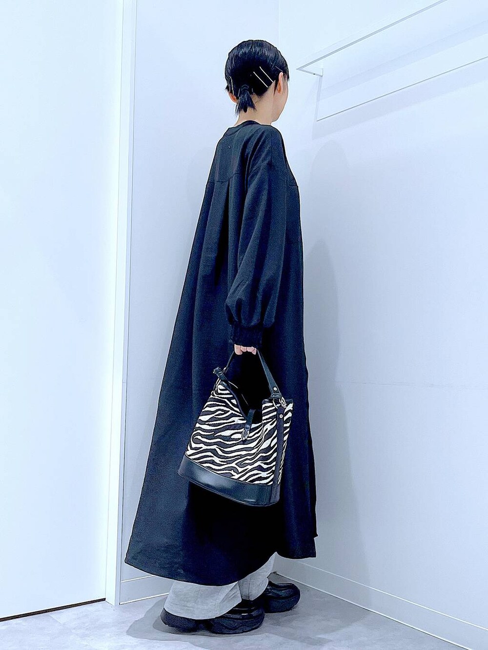 ブラック系のローファー、その他のショルダーバッグ、ブラック系のシャツワンピースを着用したレディースの秋コーディネートの4枚目の写真