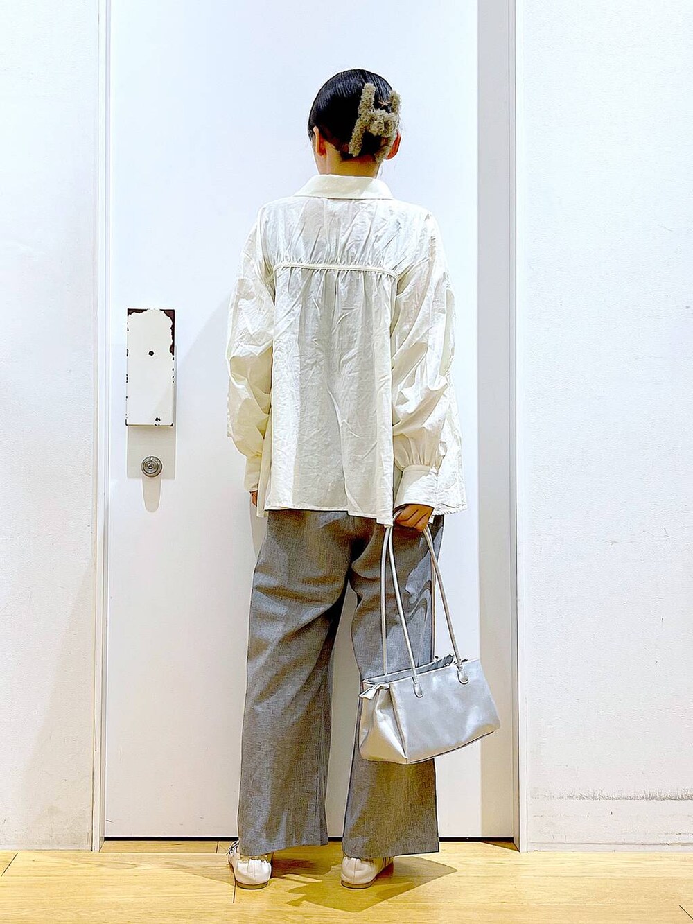 ホワイト系のパンプス、ホワイト系のシャツ/ブラウス、シルバー系のトートバッグを着用したレディースの秋コーディネートの5枚目の写真