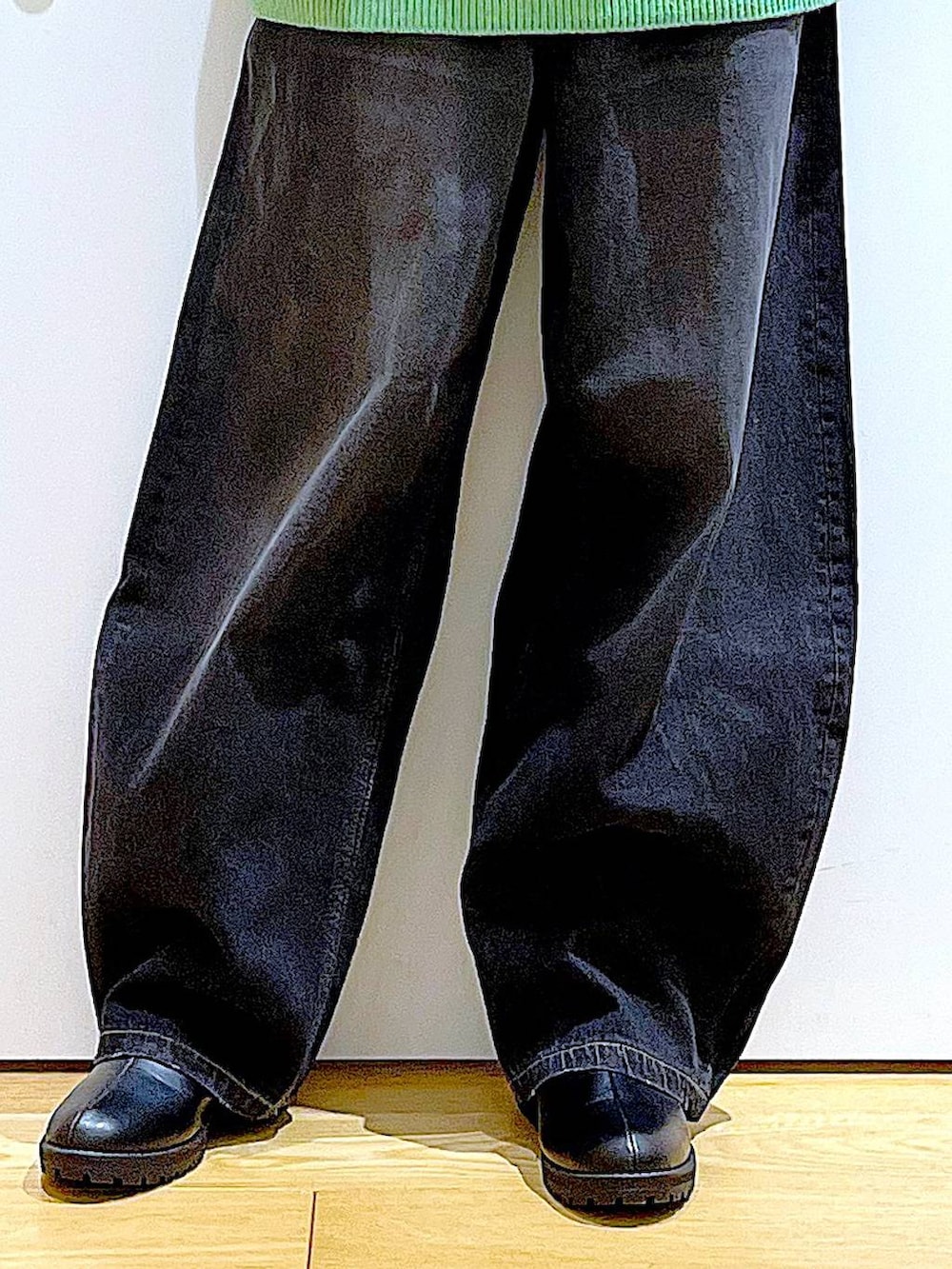 ブラック系のショルダーバッグ、ブラック系のブーツ、ブラック系のデニムパンツを着用したレディースの冬コーディネートの8枚目の写真