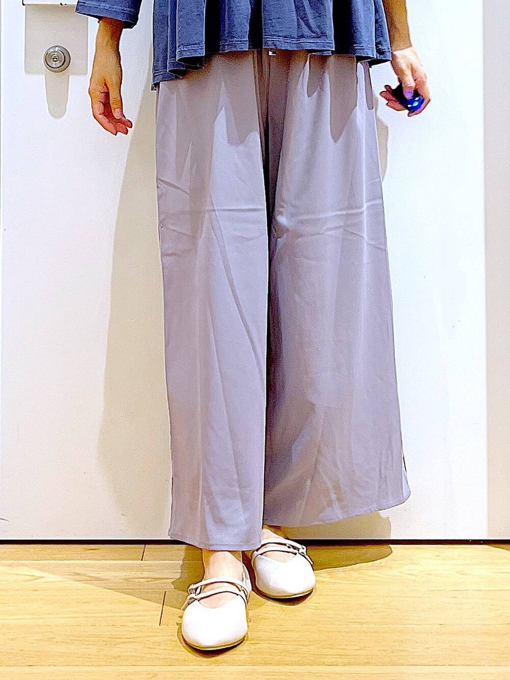 ホワイト系のショルダーバッグ、グレー系のその他パンツ、ホワイト系のパンプスを着用したレディースの秋コーディネートの8枚目の写真