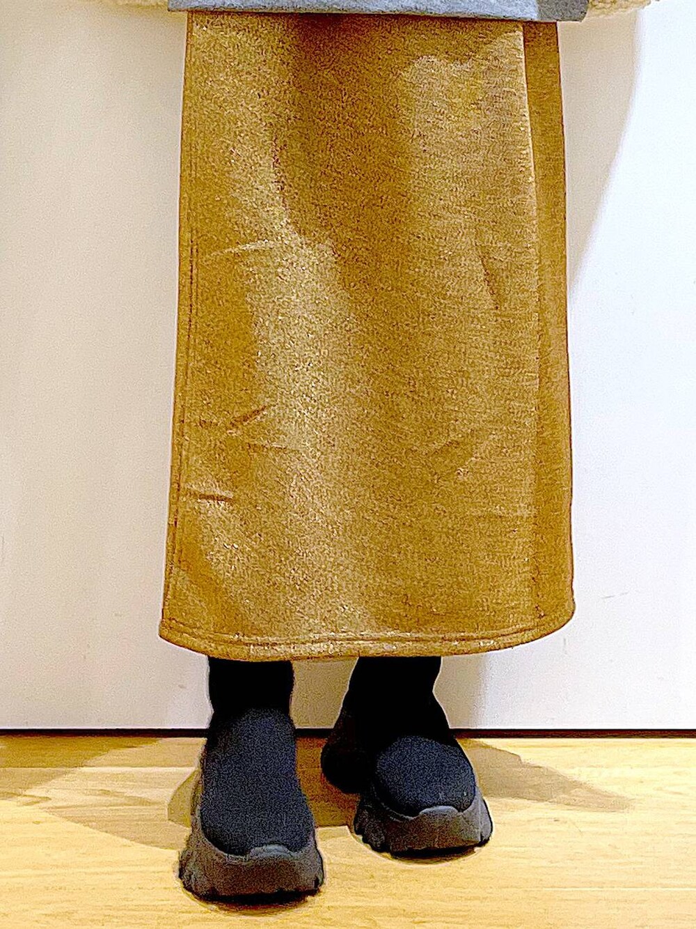 ベージュ系のブルゾン、ブラック系のブーツ、ブラウン系のショルダーバッグを着用したレディースの冬コーディネートの8枚目の写真