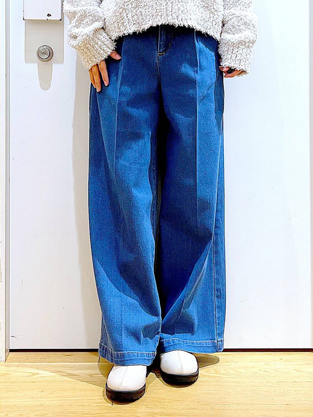 グレー系のニット/セーター、ブルー系のデニムパンツ、ベージュ系のブーツを着用したレディースの冬コーディネートの8枚目の写真