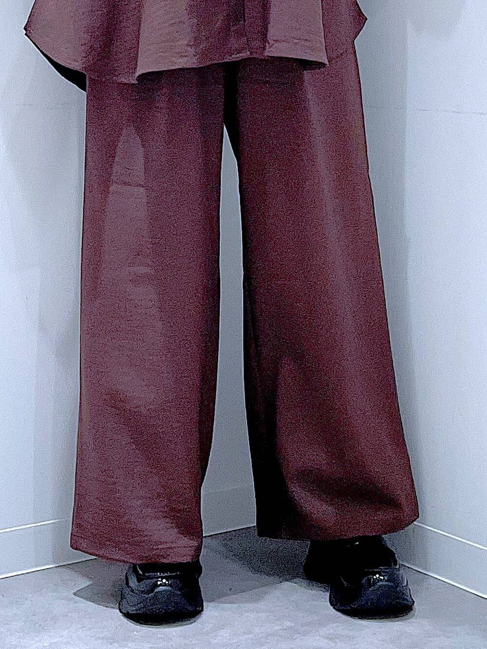 ブラウン系のその他パンツ、ブラック系のローファー、ブラウン系のシャツ/ブラウスを着用したレディースの秋コーディネートの8枚目の写真