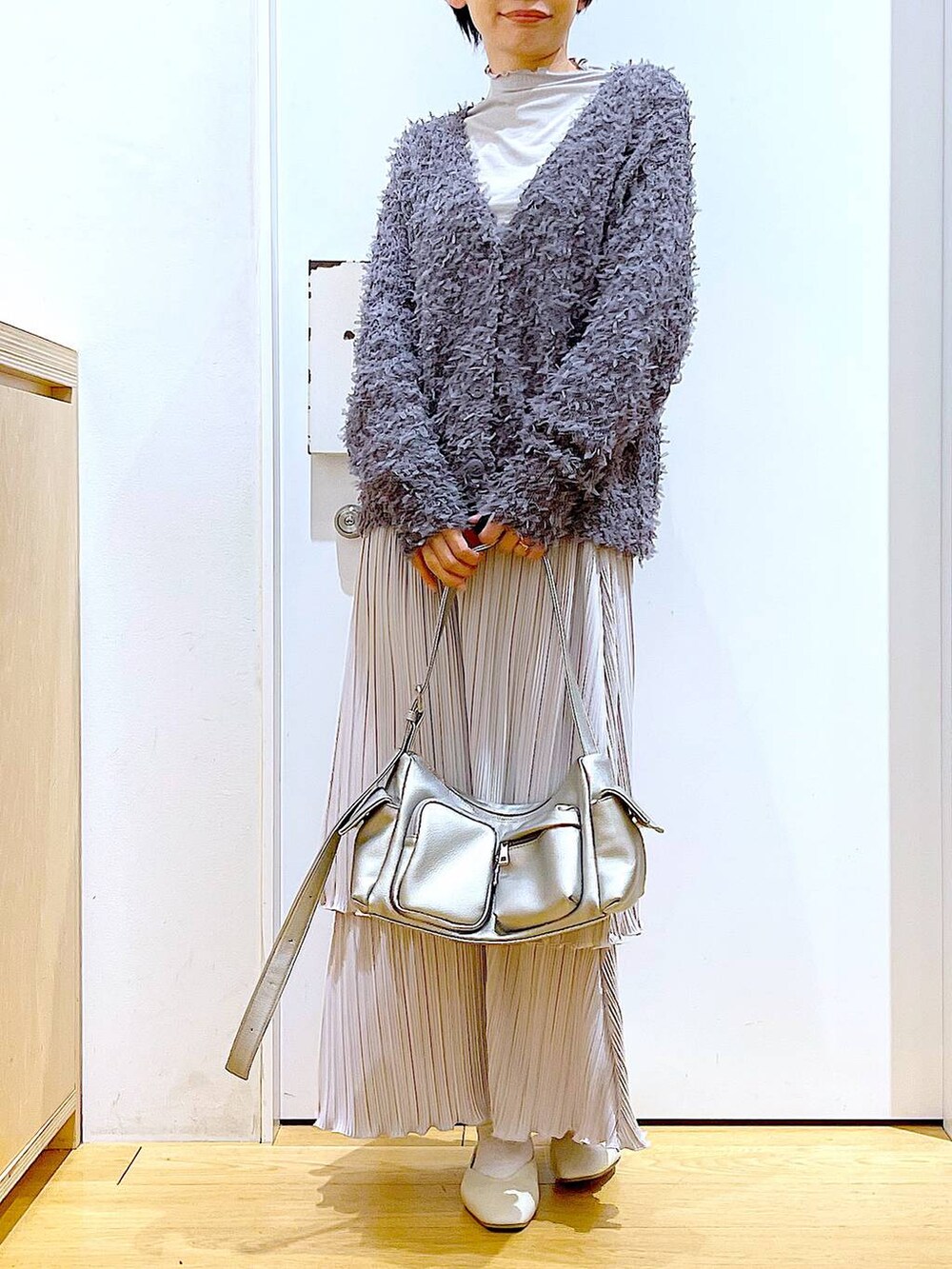 グレー系のTシャツ/カットソー、その他のショルダーバッグ、ホワイト系のパンプスを着用したレディースの春コーディネートの6枚目の写真