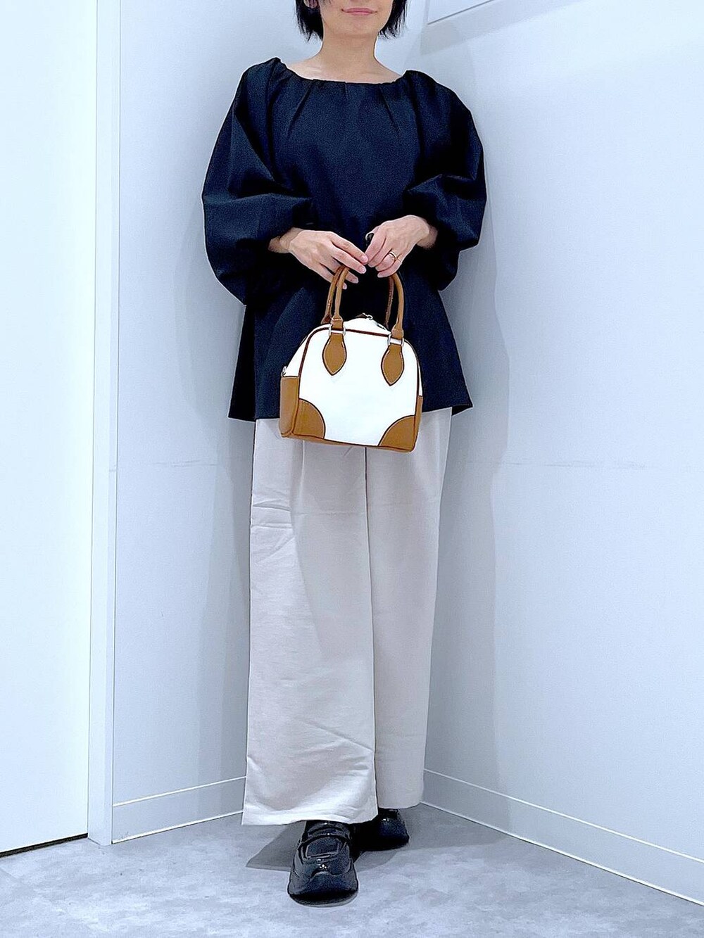 ベージュ系のその他パンツ、ブラック系のローファー、ブラック系のシャツ/ブラウスを着用したレディースの秋コーディネートの6枚目の写真