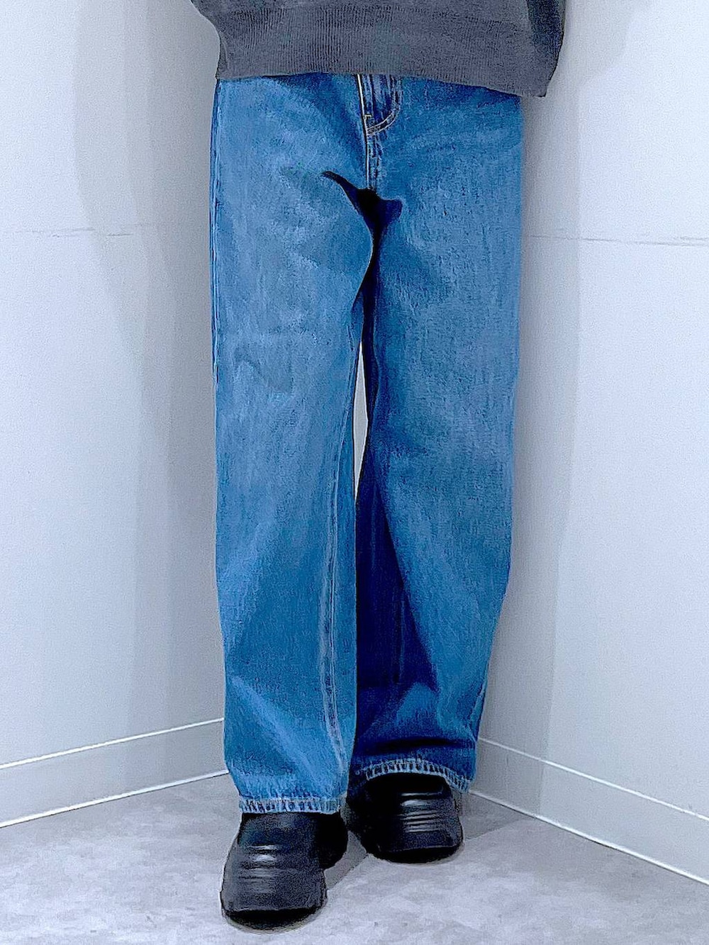 ブルー系のデニムパンツ、レッド系のショルダーバッグ、グレー系のニット/セーターを着用したレディースの秋コーディネートの8枚目の写真