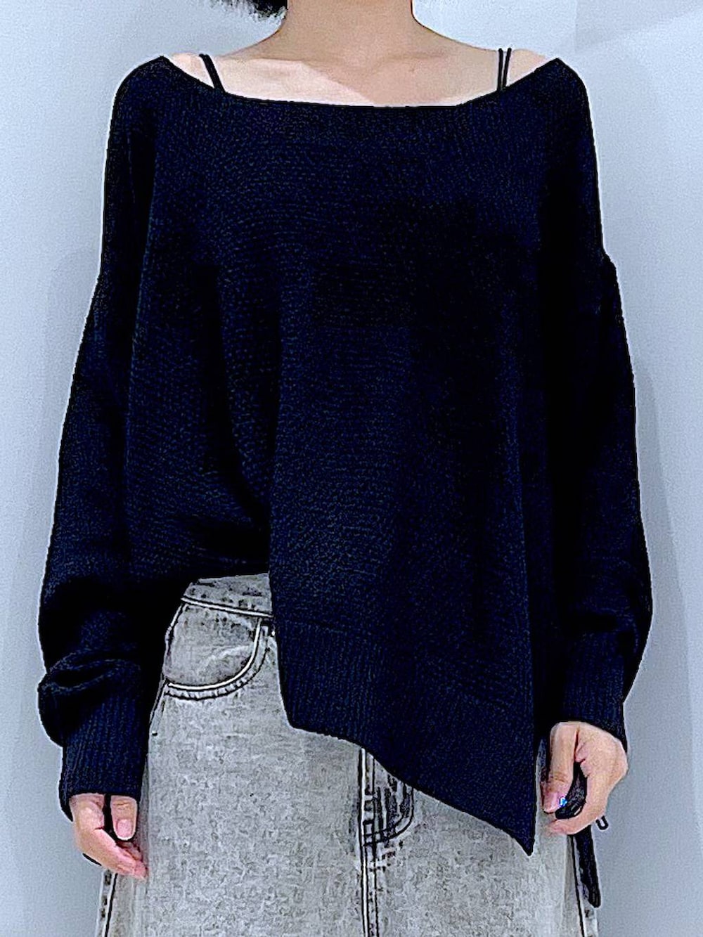 ベージュ系のデニムパンツ、ブラック系のローファー、その他のショルダーバッグを着用したレディースの秋コーディネートの7枚目の写真