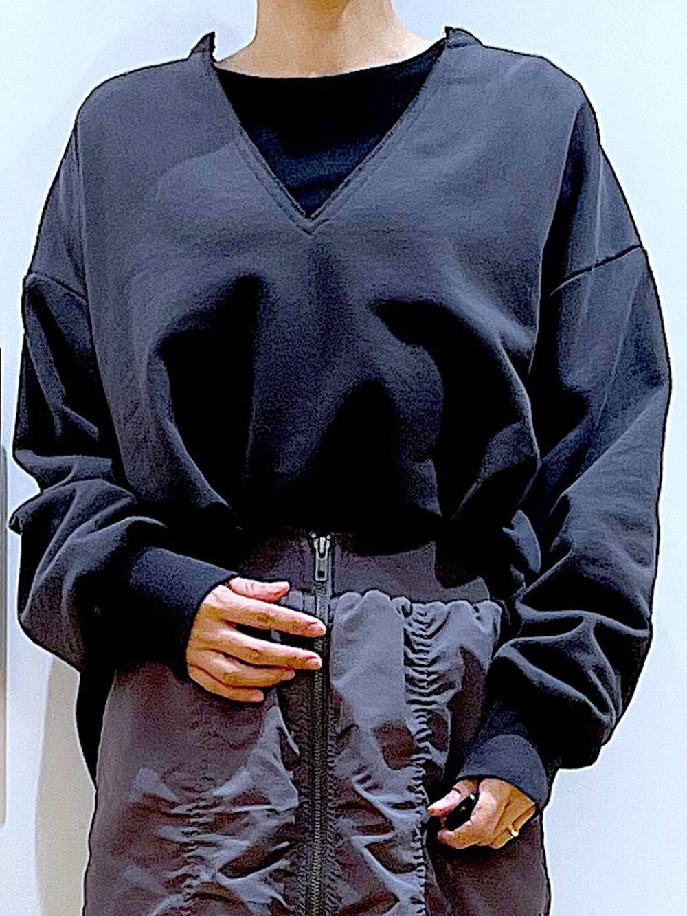 グレー系のスカート、ブラック系のショルダーバッグ、シルバー系のパンプスを着用したレディースの春コーディネートの7枚目の写真