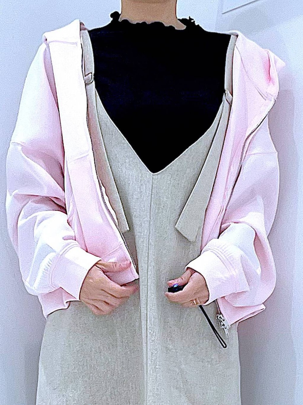 ブラック系のブーツ、ベージュ系のジャンパースカート、ブラック系のTシャツ/カットソーを着用したレディースの冬コーディネートの7枚目の写真