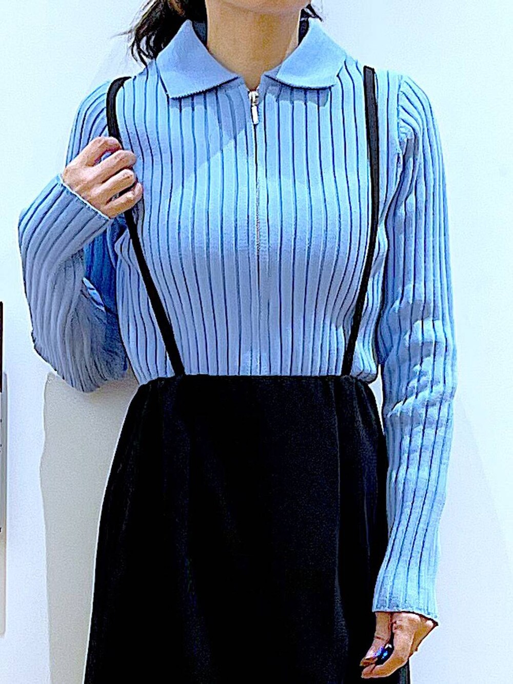 ブルー系のカーディガン/ボレロ、ベージュ系のブーツ、その他のショルダーバッグを着用したレディースの春コーディネートの7枚目の写真