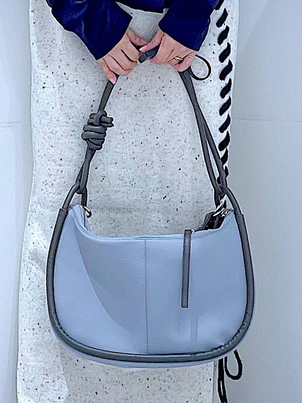 ブラック系のローファー、ブルー系のTシャツ/カットソー、グレー系のショルダーバッグを着用したレディースの秋コーディネートの9枚目の写真