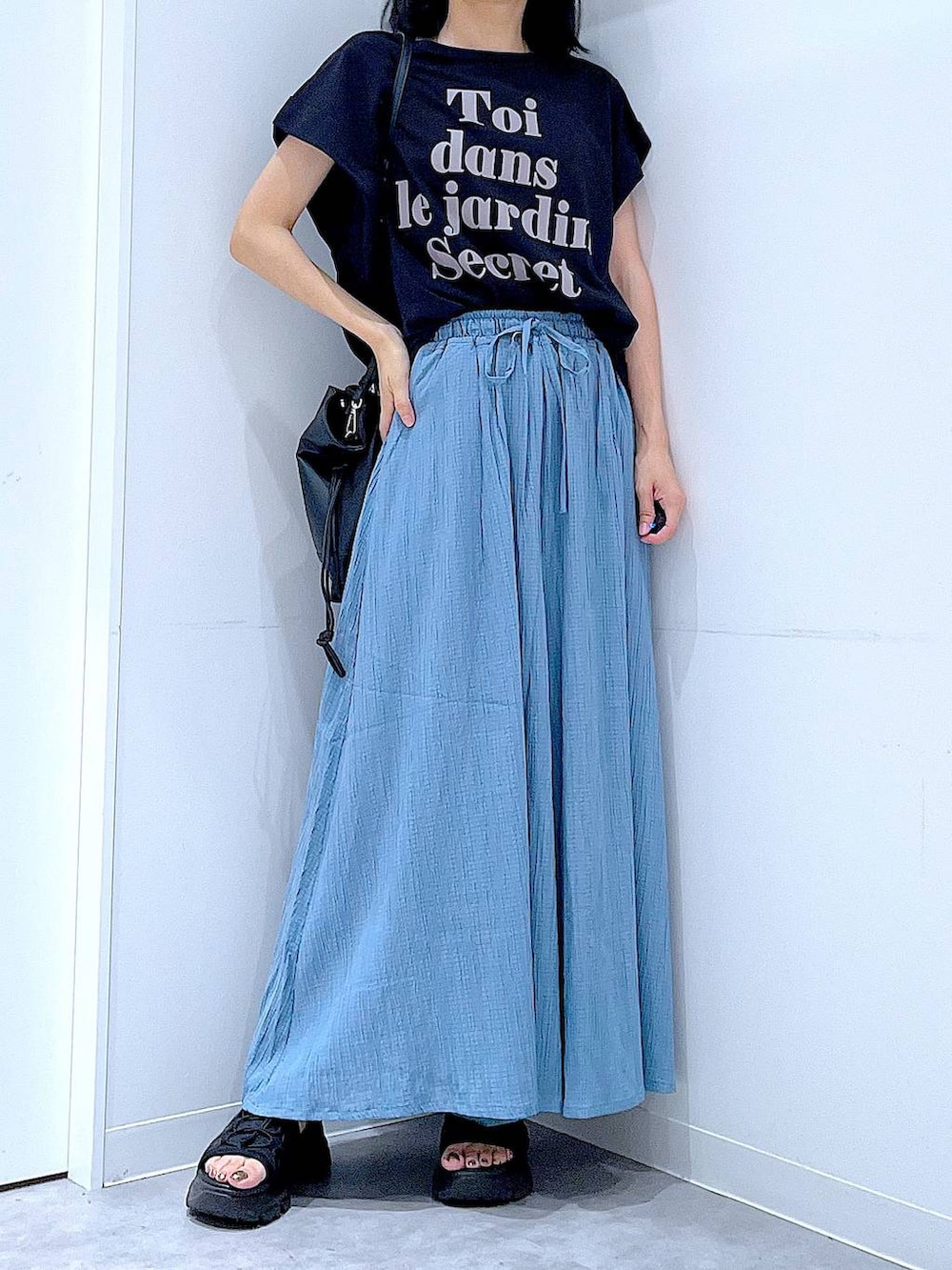 ブラック系のハンドバッグ、ブラック系のTシャツ/カットソー、その他のサングラスを着用したレディースの夏コーディネートの6枚目の写真