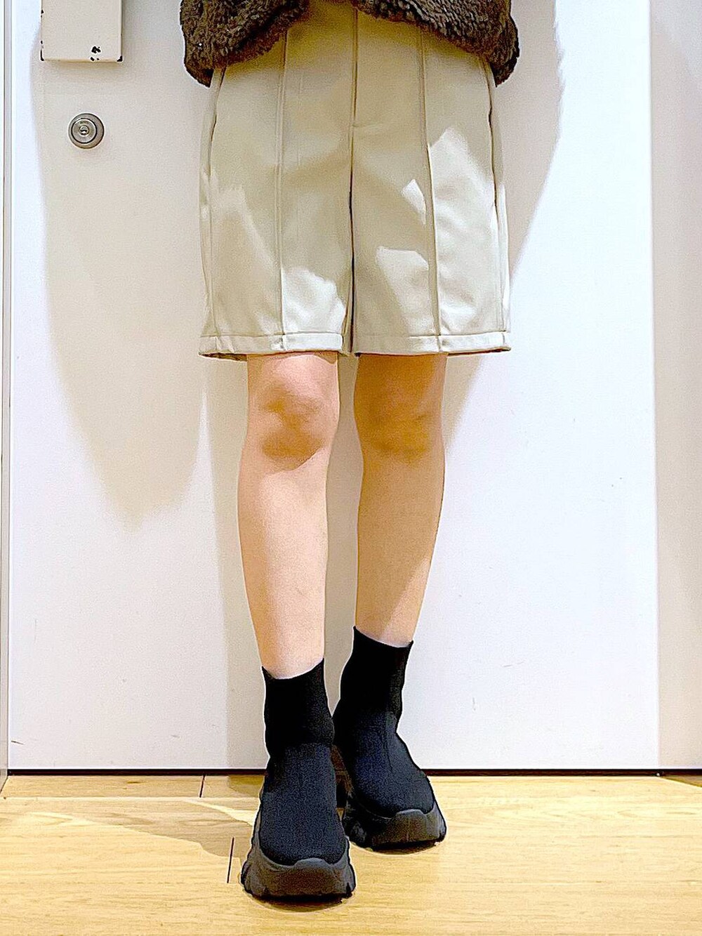 ブルー系のニット/セーター、ブラック系のトートバッグ、ブラック系のブーツを着用したレディースの冬コーディネートの8枚目の写真