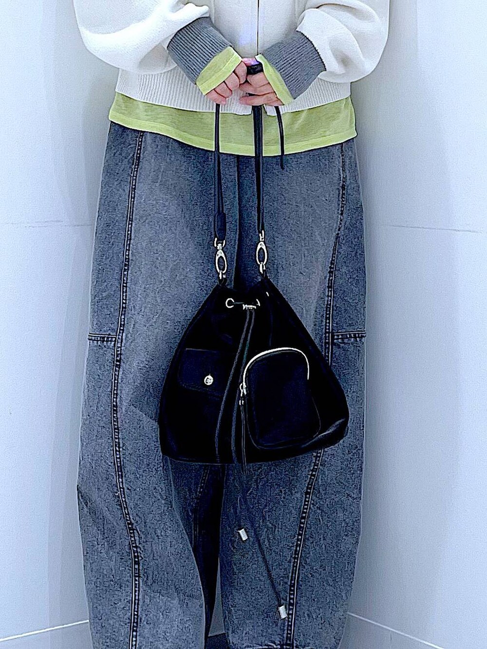 グリーン系のTシャツ/カットソー、ブラック系のショルダーバッグ、ベージュ系のカーディガン/ボレロを着用したレディースの春コーディネートの9枚目の写真