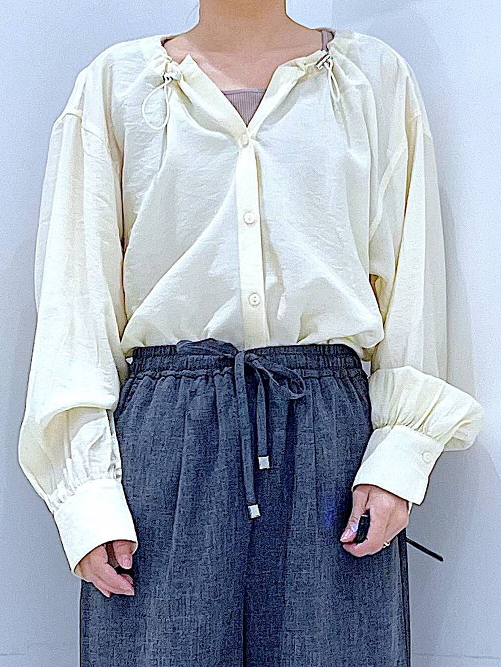ブラック系のローファー、グレー系のハンドバッグ、ブラック系のその他パンツを着用したレディースの春コーディネートの7枚目の写真