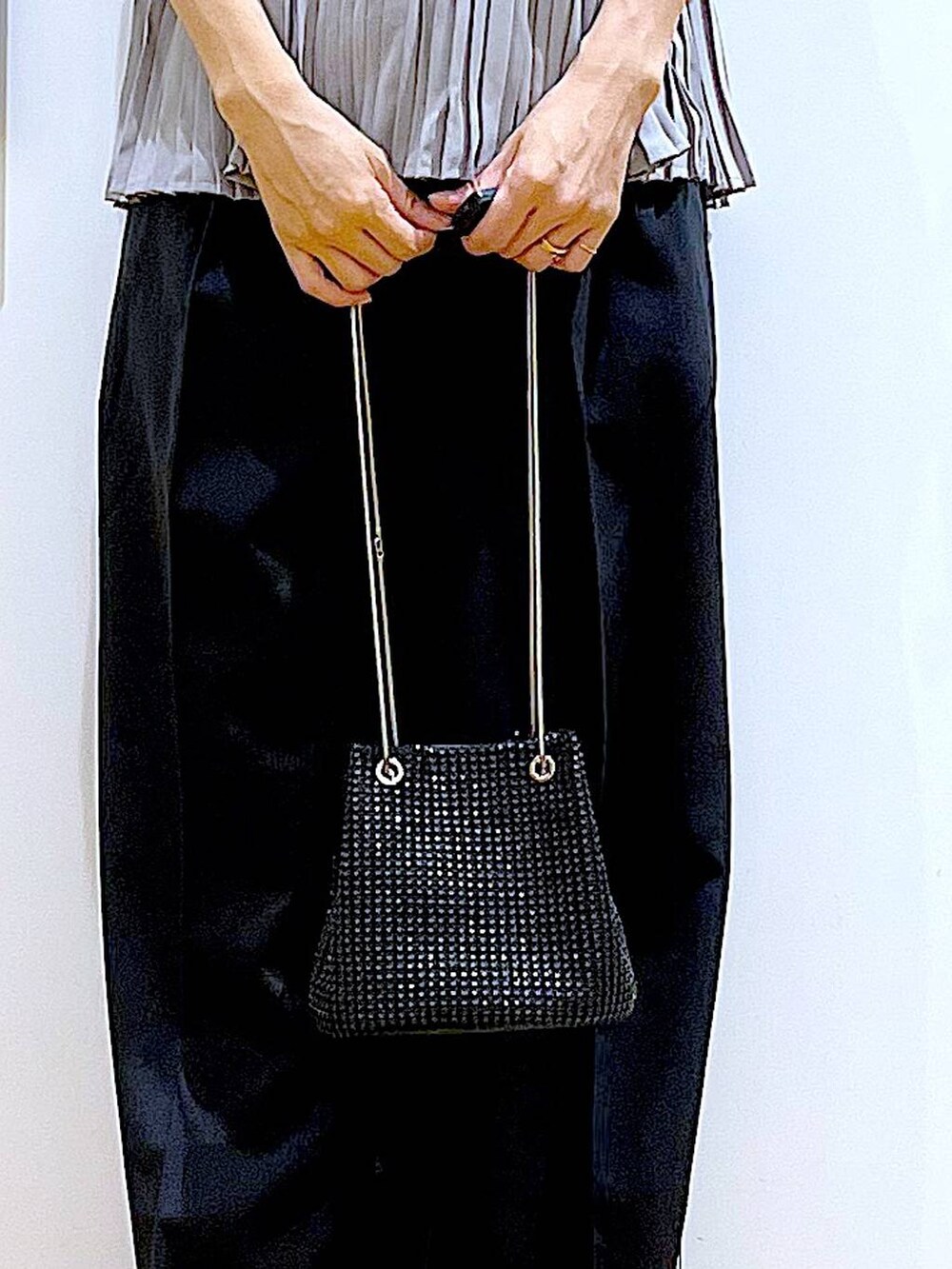 ブラック系のサンダル、ブラック系のスラックス、グレー系のTシャツ/カットソーを着用したレディースの秋コーディネートの9枚目の写真