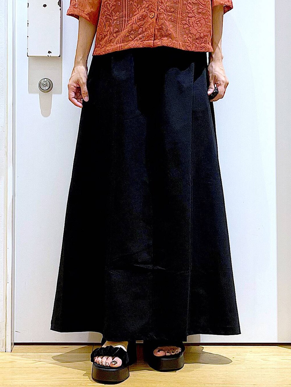 ブラック系のショルダーバッグ、レッド系のシャツ/ブラウス、ブラック系のスカートを着用したレディースの夏コーディネートの8枚目の写真