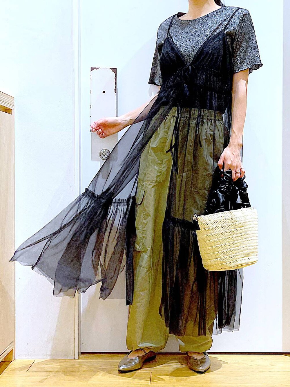 ブラック系のワンピース、グリーン系のカーゴパンツ、その他のパンプスを着用したレディースの夏コーディネートの6枚目の写真