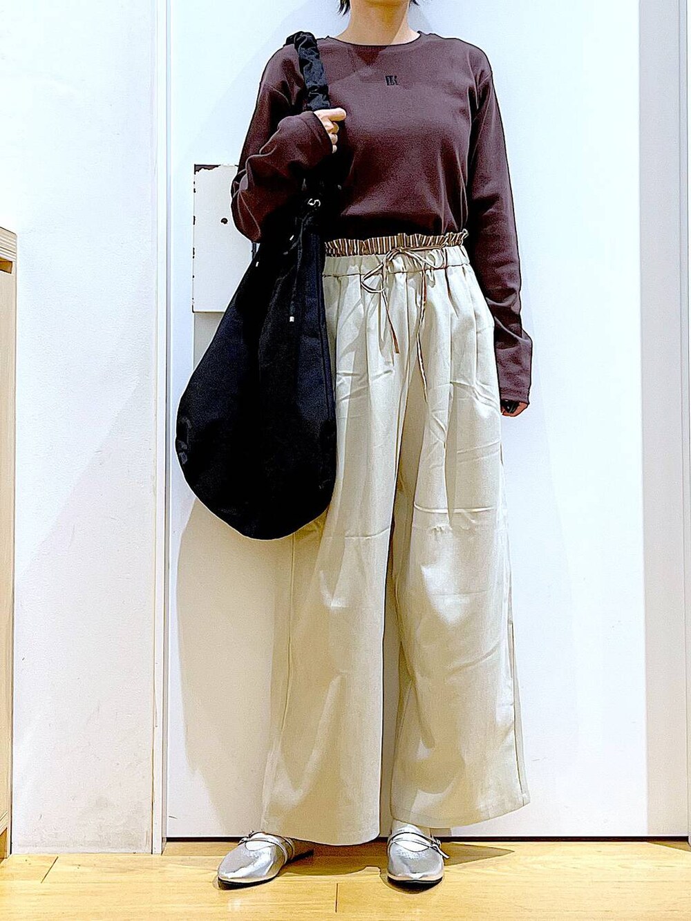 ブラック系のショルダーバッグ、シルバー系のパンプス、ベージュ系のその他パンツを着用したレディースの秋コーディネートの6枚目の写真