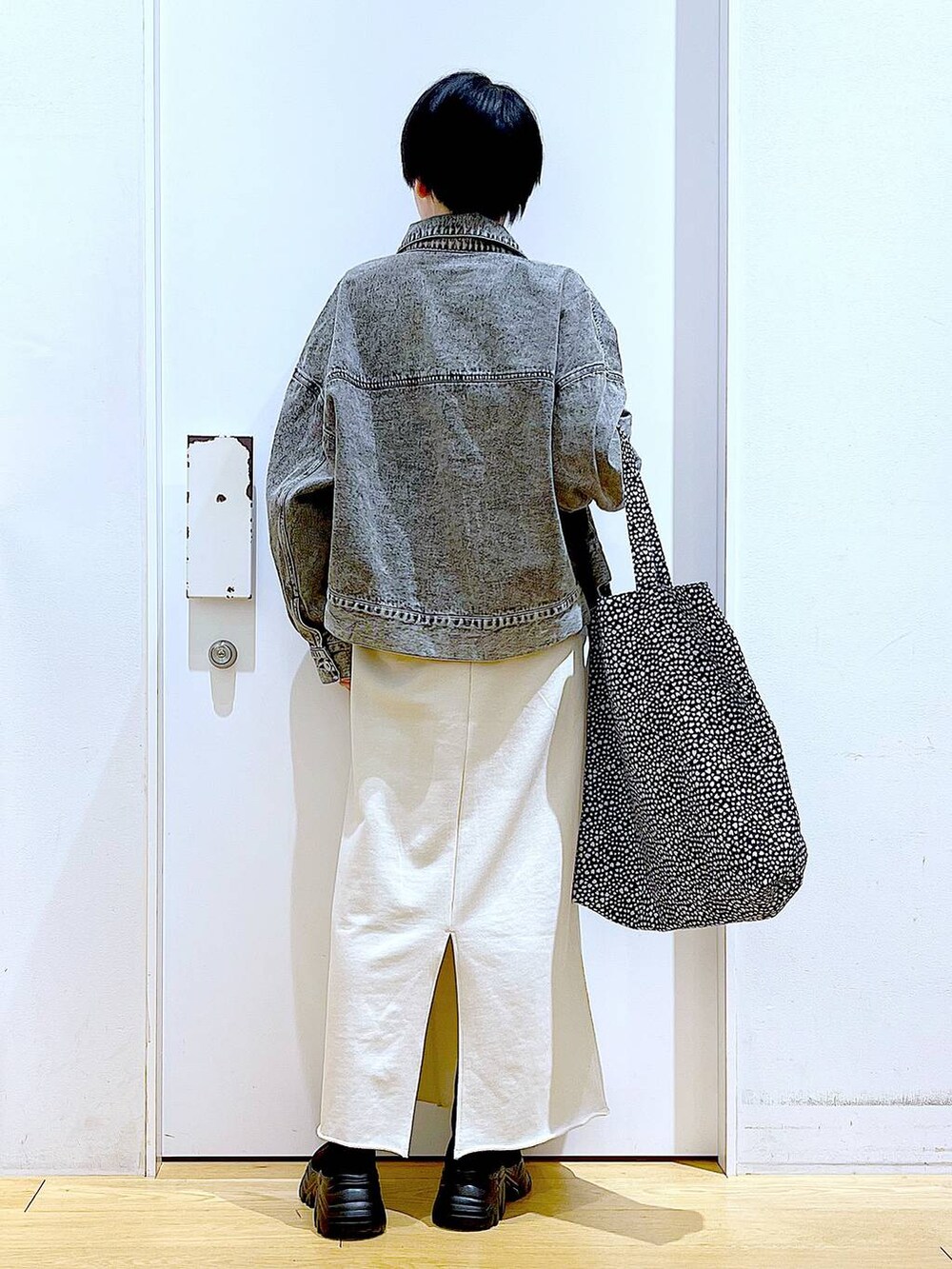 ブラック系のブーツ、その他のトートバッグ、ブラック系のデニムジャケットを着用したレディースの春コーディネートの5枚目の写真