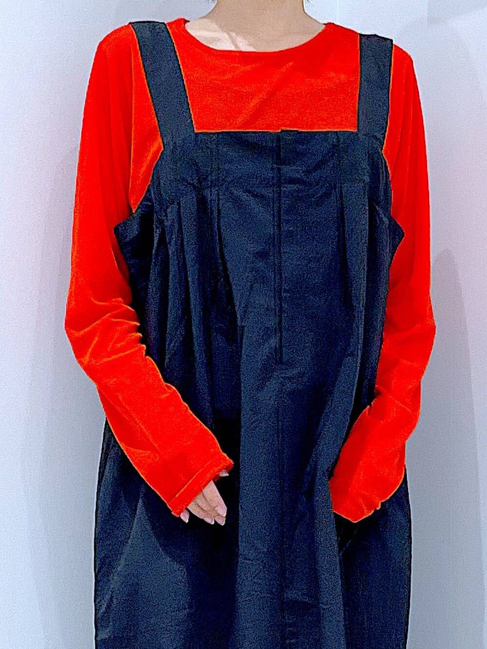 オレンジ系のTシャツ/カットソー、ブラック系のローファー、ブラック系のショルダーバッグを着用したレディースの秋コーディネートの7枚目の写真