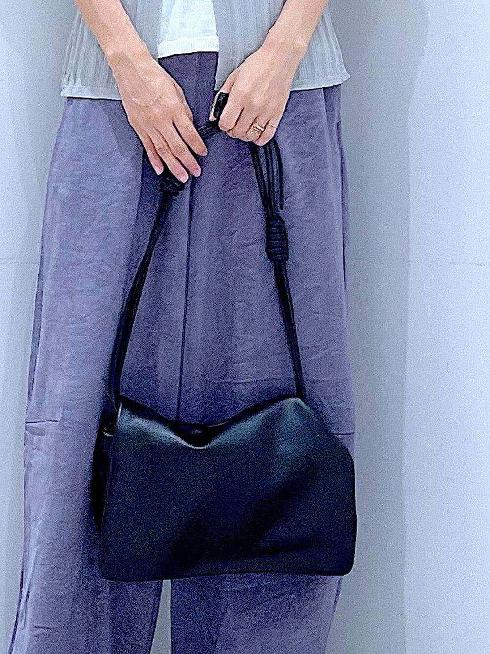 ブラック系のショルダーバッグ、ブラック系のローファー、グレー系のニット/セーターを着用したレディースの秋コーディネートの9枚目の写真