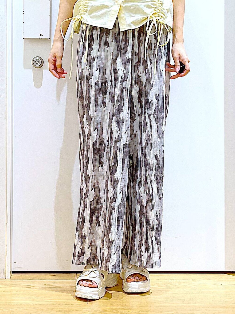 シルバー系のショルダーバッグ、ホワイト系のサンダル、グレー系のその他パンツを着用したレディースの春コーディネートの8枚目の写真