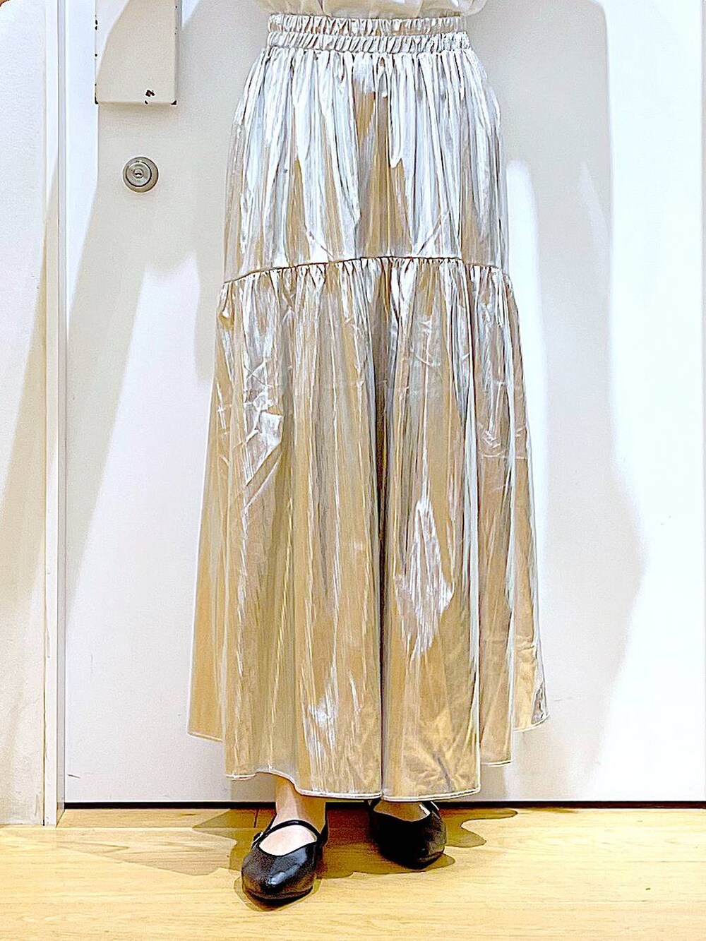 ピンク系のショルダーバッグ、シルバー系のスカート、ホワイト系のTシャツ/カットソーを着用したレディースの夏コーディネートの8枚目の写真