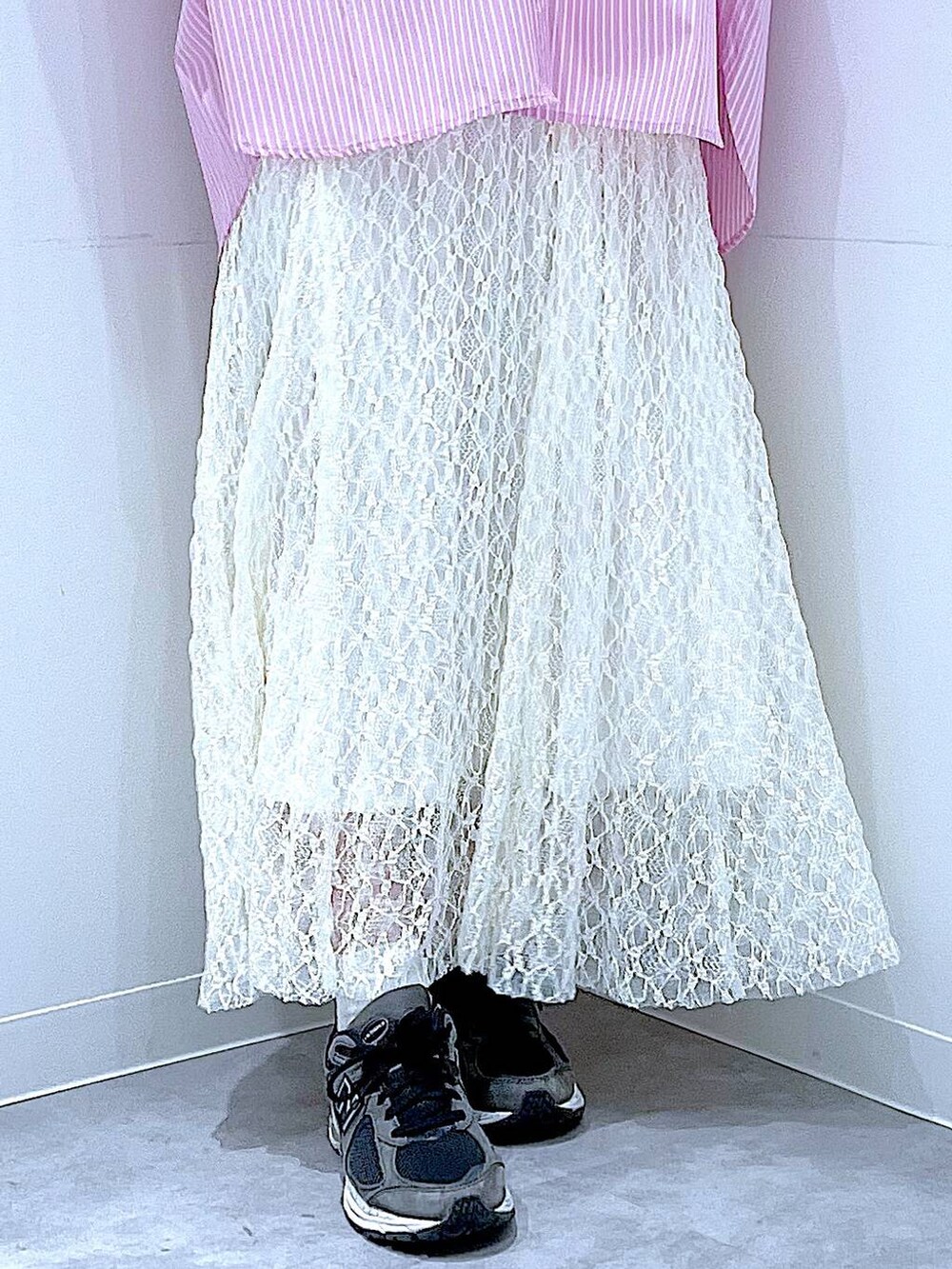 ピンク系のシャツ/ブラウス、ホワイト系のショルダーバッグ、ホワイト系のTシャツ/カットソーを着用したレディースの春コーディネートの8枚目の写真