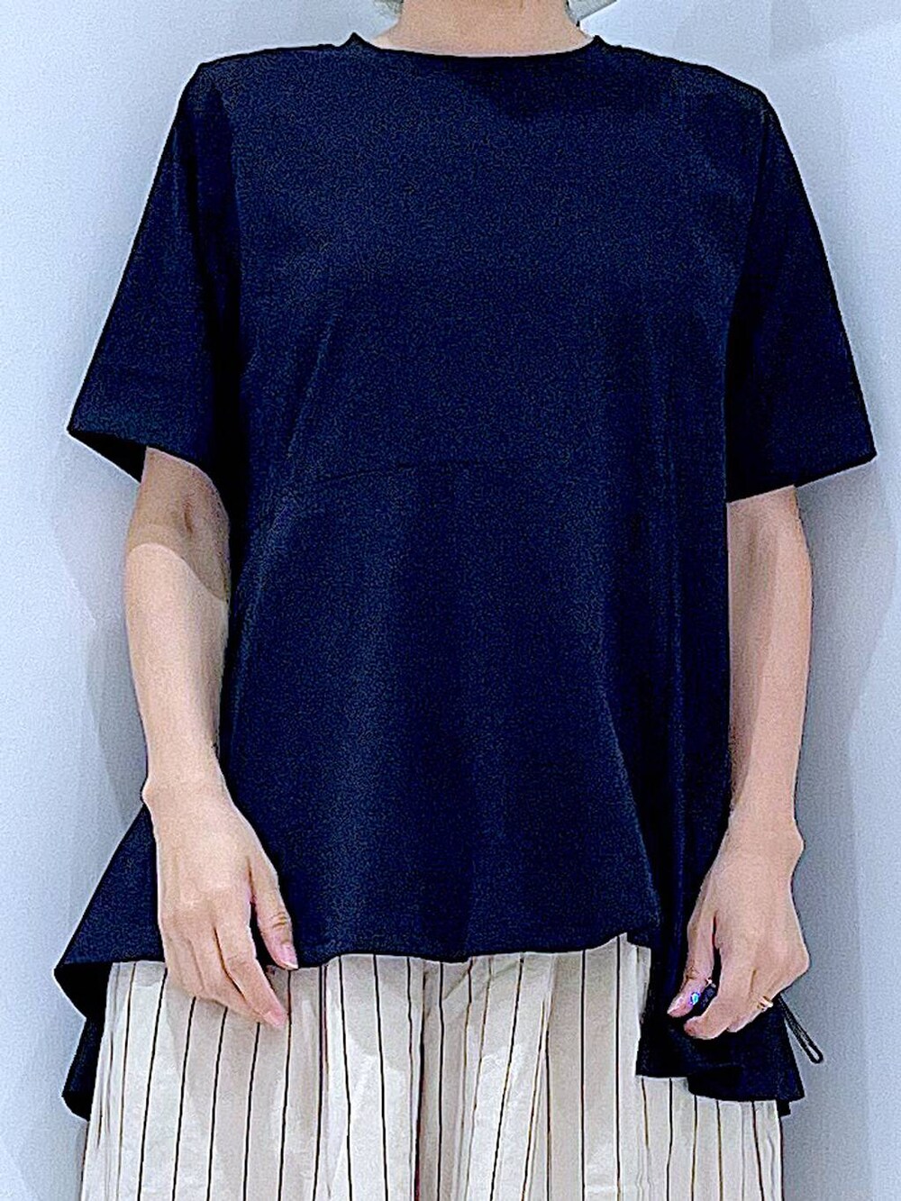 ブラック系のTシャツ/カットソー、ベージュ系のショルダーバッグ、ブラック系のサンダルを着用したレディースの夏コーディネートの7枚目の写真
