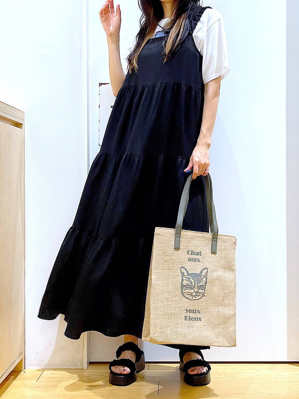 ブラック系のサンダル、グレー系のトートバッグ、ホワイト系のTシャツ/カットソーを着用したレディースの夏コーディネートの6枚目の写真