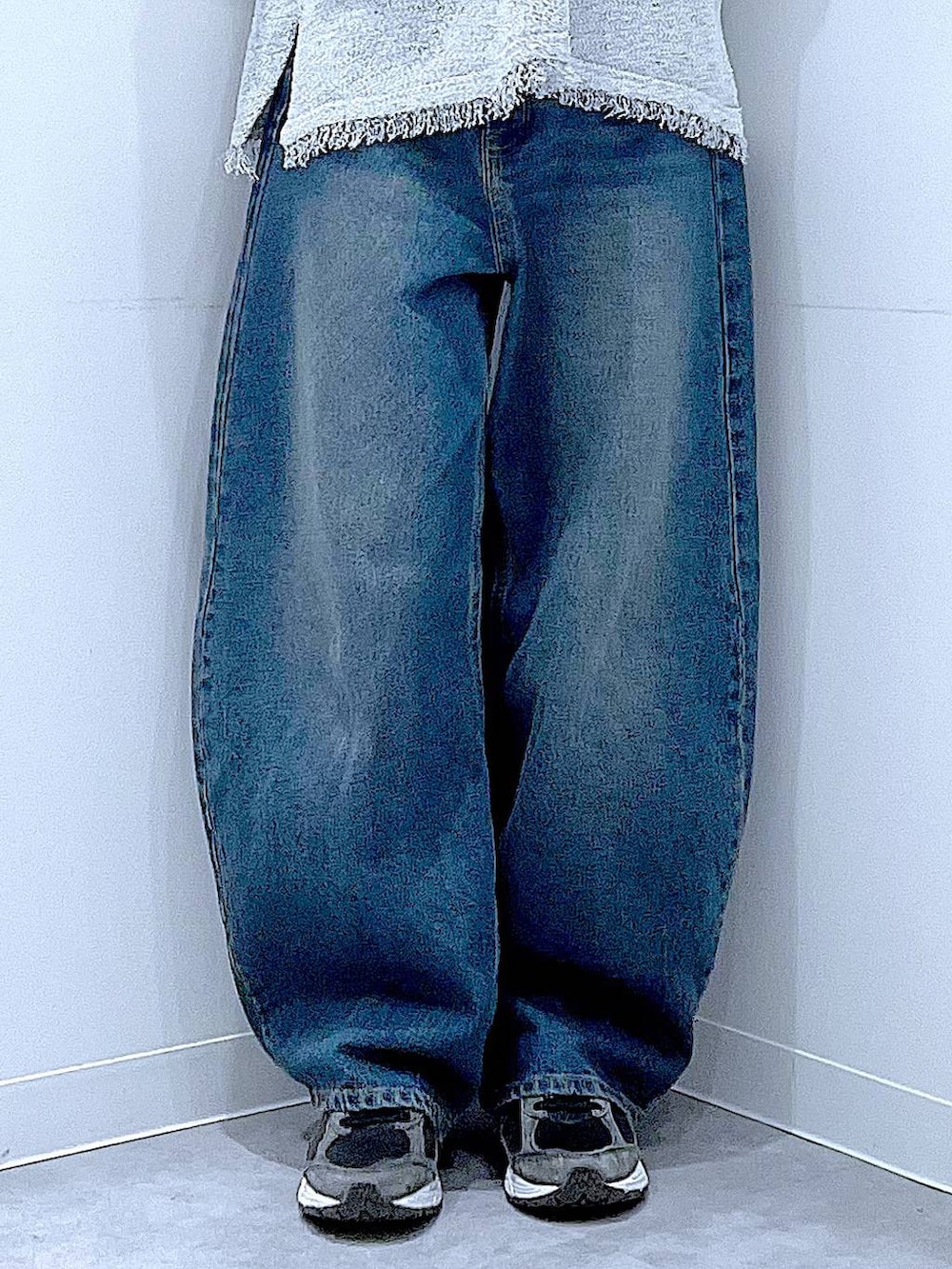 ブルー系のデニムパンツ、ブラック系のTシャツ/カットソー、ブラック系のショルダーバッグを着用したレディースの冬コーディネートの8枚目の写真